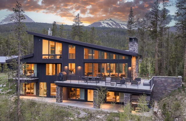 Spectacular Views, Close to town, Mountain Modern elegance and entertaining!
