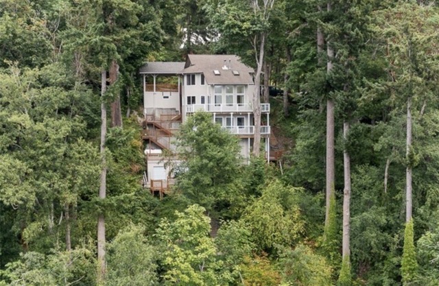 Spectacular Waterfront Refuge