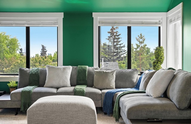 *Spectacularly Spacious* 6-Person Sauna |Rocket-ship|Game-Room|Hammock