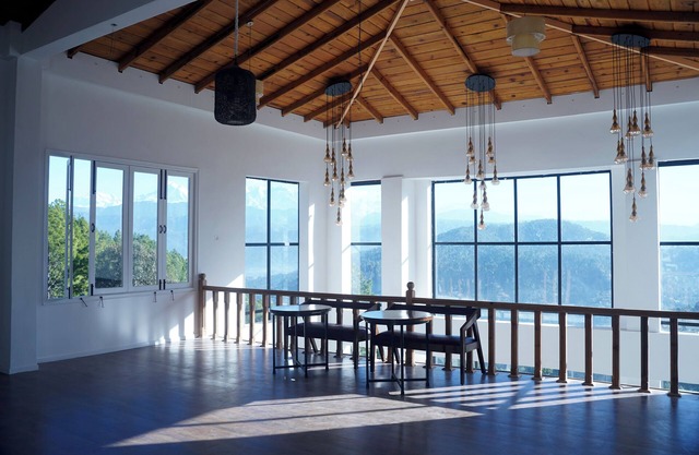 Spellmount - Himalayan View Infinity Pool Resort in Kausani