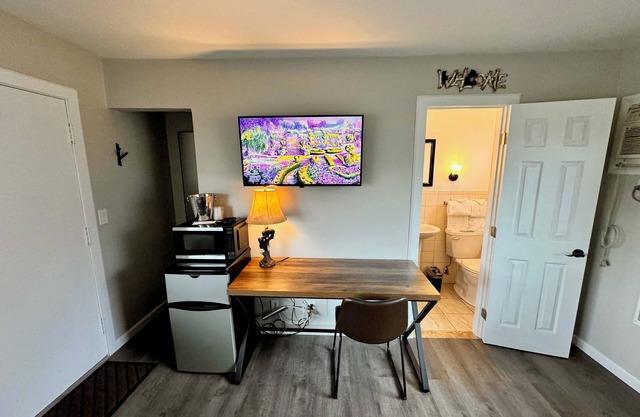 Spencerport - Cozy Cabin Inn, Sleep 4 - 2 Full Size Beds