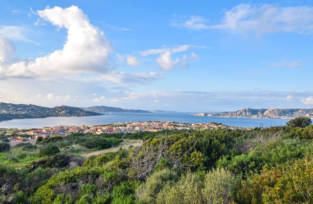 Spend a relaxing vacation in this beautiful apartment with a fantastic view of the sea.