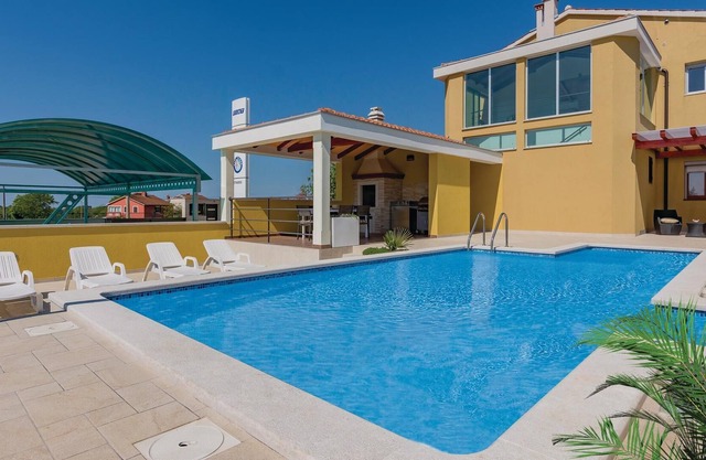 Spend a pleasant and unforgettable vacation in this beautiful and tastefully furnished apartment, on