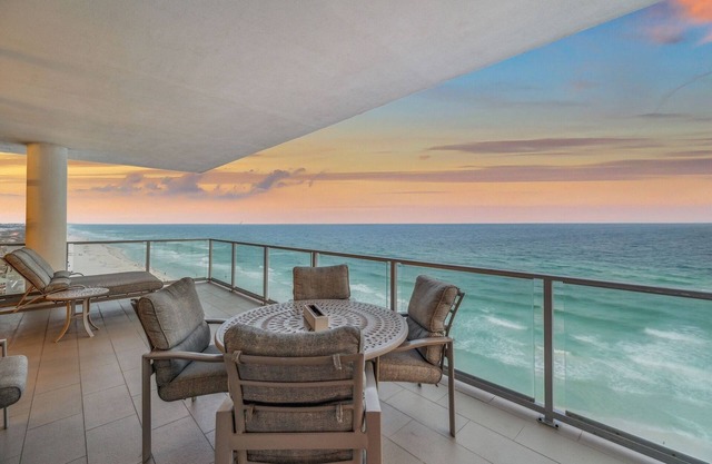 Spend Fall by the Gulf! Luxury Gulf Front Condo in Destin! Rooftop Pool! Gulf Views! Outdoor Grill!