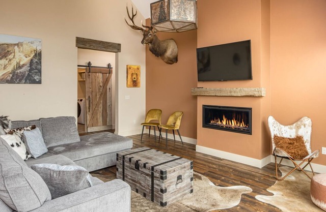 Spend the Holidays Here! Chalet with Mountain Views, Near Town Center!