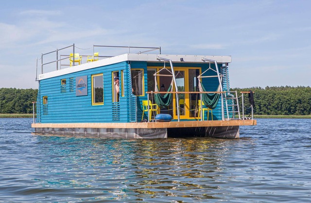 Spend your vacation differently - on this modern and colorful houseboat you can relax in the middle