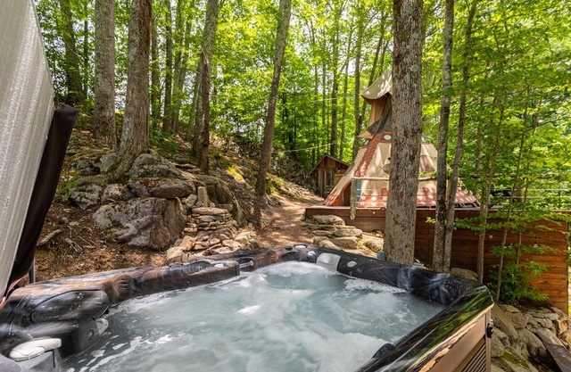 Spirit Bear Tee-Pee Glamping Hotspot in Eagles Nest with hot tub!