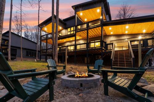 Splash Mountain Lodge, Huge Cabin, Indoor Pool, Games, Hot Tub, Theater Room!