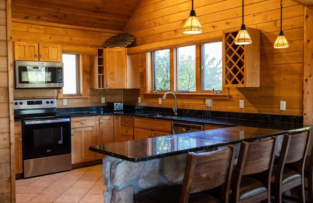 Splash Mountain 7 bedrooms with indoor pool & mountain view