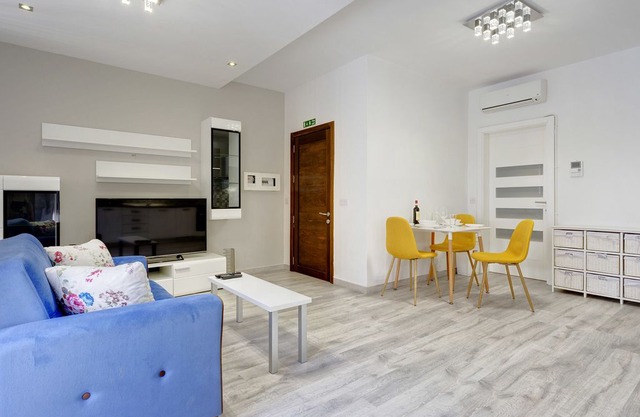 Splendid Apartment, Steps Away from the Sea