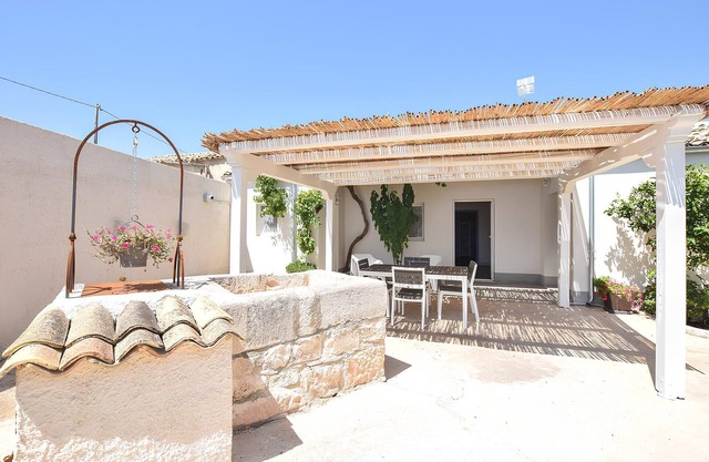 Splendid country house with private garden, free parking space. Pets are welcome