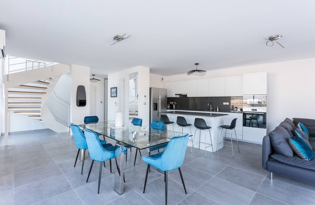 Splendid T4 duplex on the roofs with breathtaking views