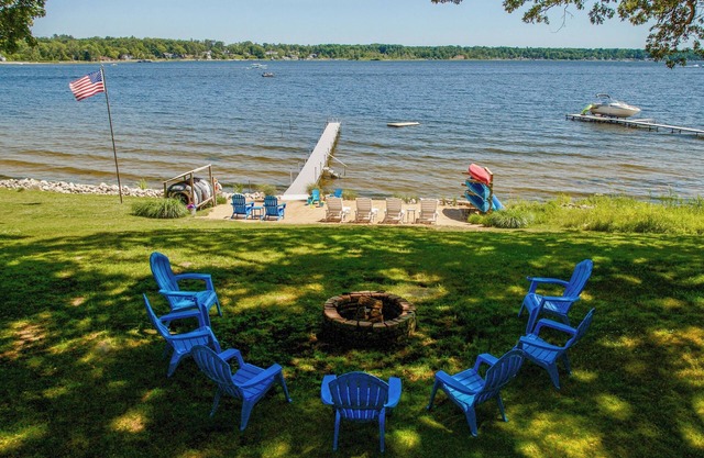 Sprawling Lake Retreat on White Lake! Private SettingnLoaded w/extra amenities