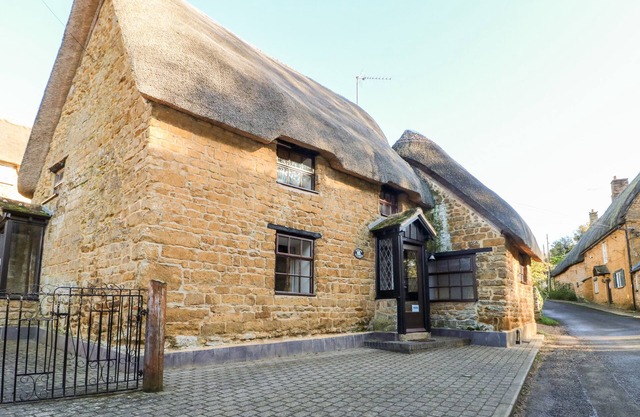 SPRING COTTAGE, family friendly, character holiday cottage in Wroxton