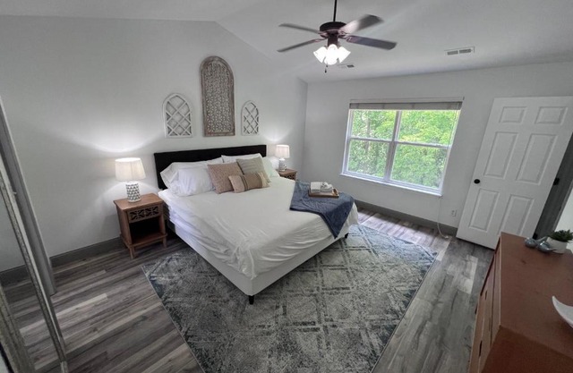 Springhurst Serenity Fresh 4BR Getaway