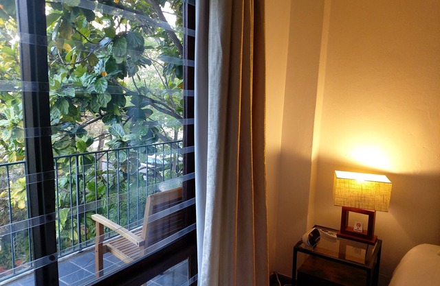 Squirrel & Vine Apartment in central Historic Core with AC, WiFi, secure parking