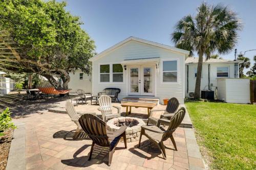 St Augustine Cottage with Fire Pit - Walk to Pier!