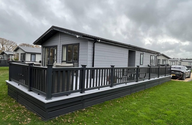 St Helens 2-Bed Lodge, Sleeps 4, Pets Ok & Pool