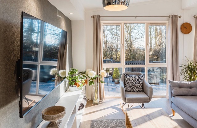 St Helens 2-bed Lodge, Sleeps 4, Pets Ok & Pool