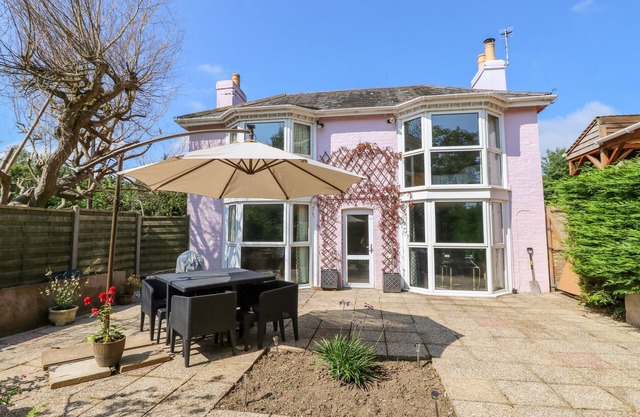 ST. MICHAEL’S HOUSE, pet friendly, with a garden in St Helens