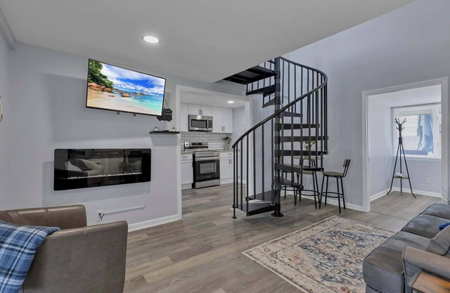 Stairway to Lake Views-1 Block from Lake