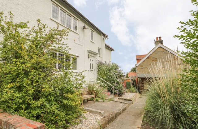 STAKESBY HOUSE APARTMENT 3, country holiday cottage in Whitby