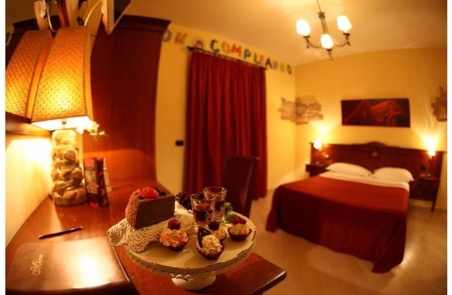 Standard hotel room in Naples 10