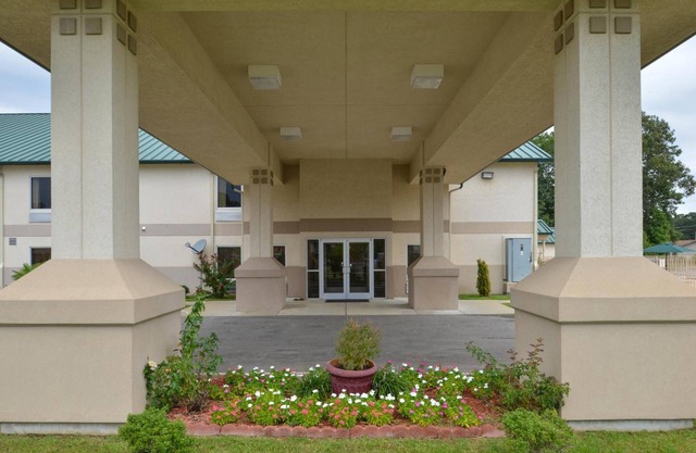 Star City Inn & Suites