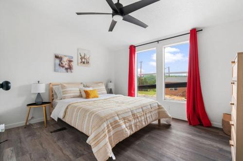 Starlight Horizon Cabin E - Pet-Friendly Texas Hill Country Cabin Near Canyon Lake - Pool, Stargazing & Group Getaways - Sleeps 8