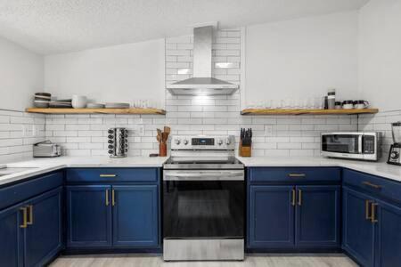 Starlight Horizon Cabin G - Pet-Friendly Texas Hill Country Cabin Near Canyon Lake - Pool, Stargazing & Group Getaways - Sleeps 8