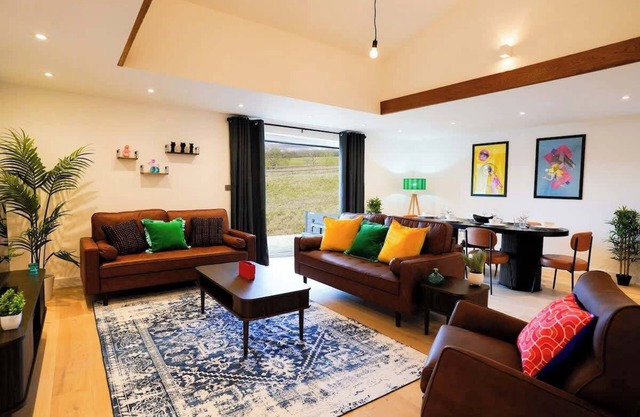 Starlight Lodge - 4 bedroom Barn with Hot Tub!