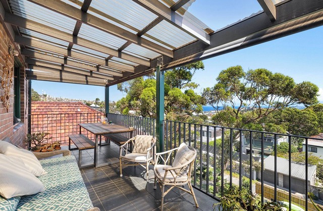 Stay at Bronte Charm: Pet-Friendly Family Home with Sea Views
