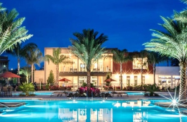 “Stay at Mandalay” pool, gym & tanning booth