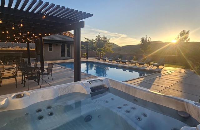 Stay at ZION ESCAPE LaVerkin! PRIVATE HOME with PRIVATE POOL and HOT TUB!