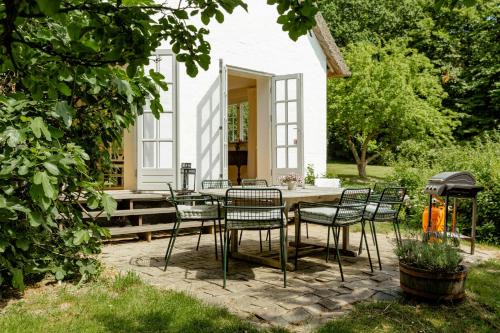 Stay In Fisher's House In Forest By Lake