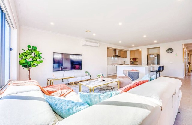 StayAU 4BR Tranquil Family Escape House Point Cook