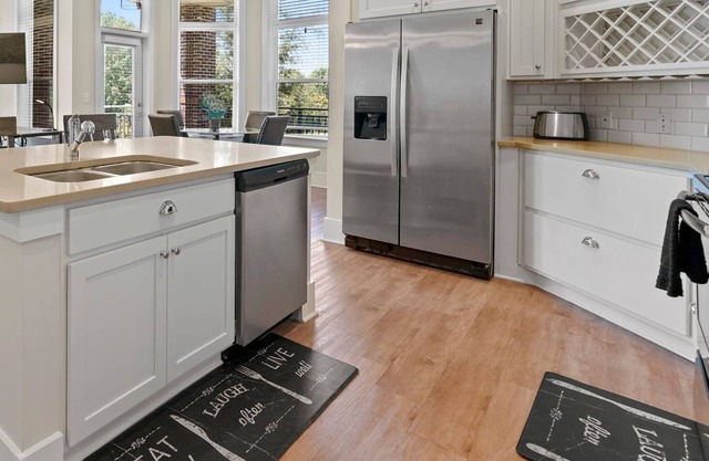 StaysByWalker 2BR -KingBeds! Gym/Pool/HotTub/Sauna