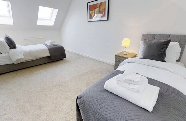 StayZo Cole Green Lane Accommodation- FREE Parking