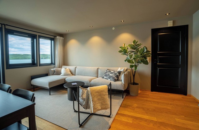 Steam Pier Adventure Hotel