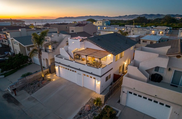 Steps Away From Pismo Beach with Poker/Foosball Table/EV Charger/BBQ grill