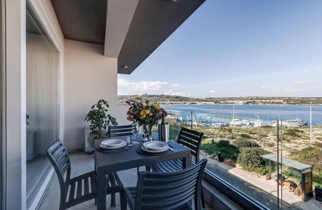 🌊 Steps from Mellieha Beach! Modern 1BR apartment with terrace, ensuite & kitchen 🌅 Perfect for couples, friends or business stays 🐚✨.