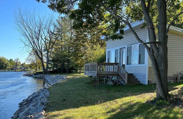 Steps from the Au Sable! Riverview cottage just minutes from Downtown Oscoda