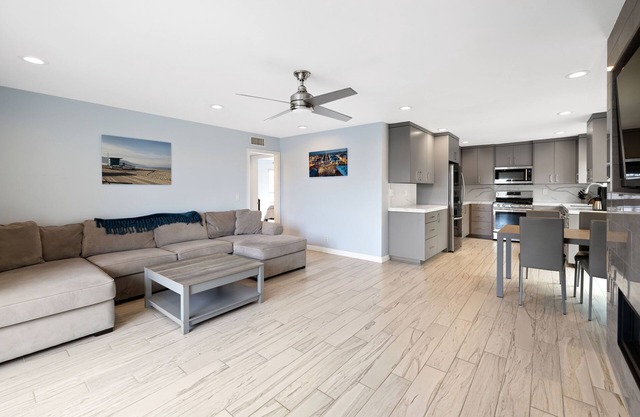 Steps from the ocean, Large/remodeled 2bedroom beach apt