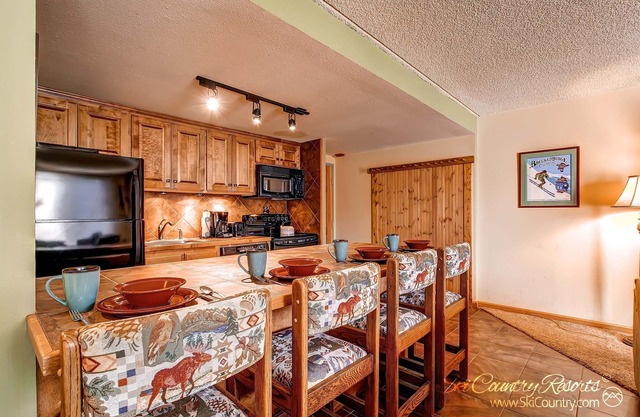 Steps to Adventure, Remodeled Kitchen, Wi-Fi, Ski in/out, Gas Fireplace TE411
