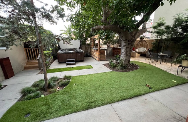 Steps to Broadway! Near Downtown, Zoo, Coronado, The Midway, SD BAY, NEW Jacuzzi, BBQ!