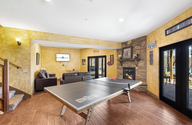 Steps to Lake from Lodge! Deck-Fireplace- Private Grill-Games- Free Sdc Tickets & More
