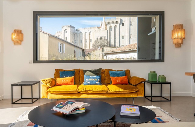 Steps to Papal Palace — 3 luxury suites AC terrace reserved underground parking