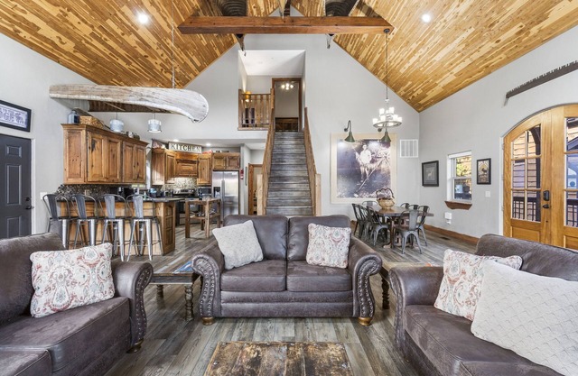 Steps to Table Rock w Stunning Views- Cmty Pool-Firepit-Pool Table-Free Sdc Tickets