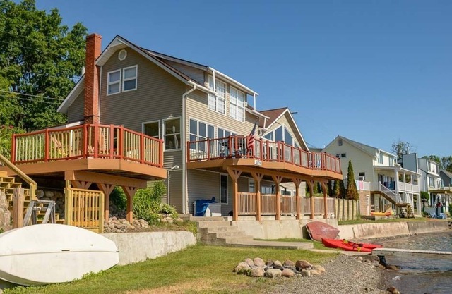 Steps to the Beach : "Family Friendly Retreat"