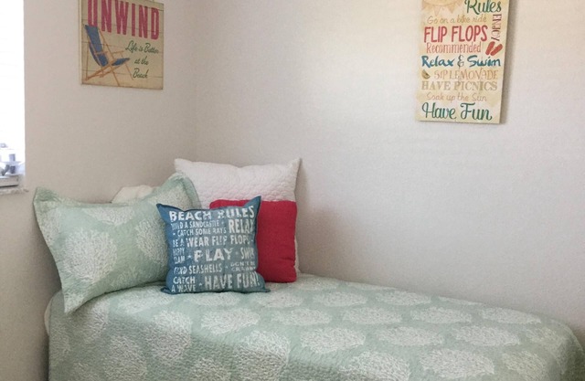 STEPS TO BEACH & STEPS TO BAY & WATCH DOLPHINS! 3 MIN WALK TO RESTAURANTS